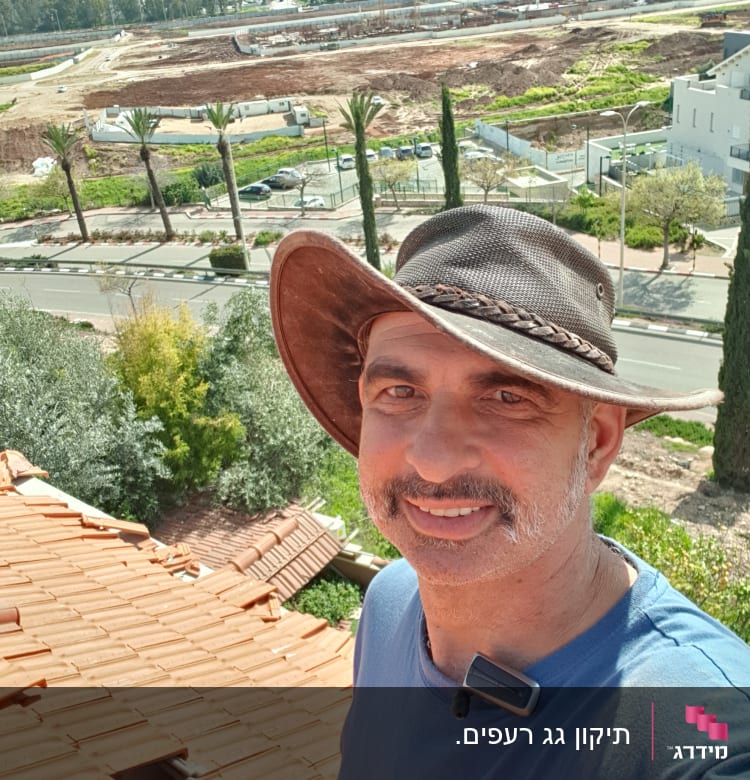 גג רעפים חום עם רעפים חסרים